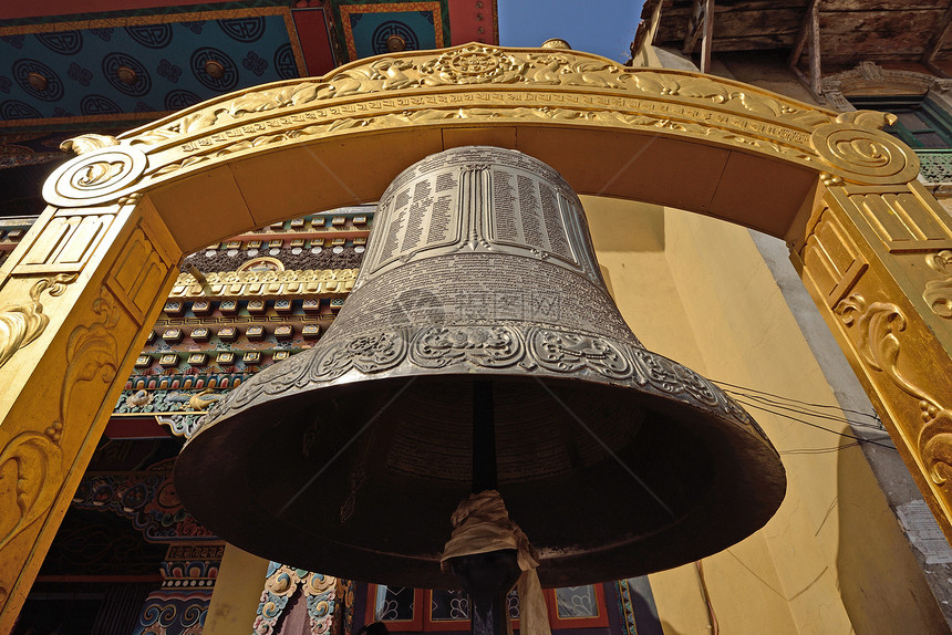 在加德满都Bodhnath旁边的大铃信仰观光佛塔旅游海关地标宗教旅行图片