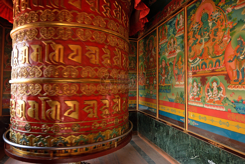 加德满都和奈帕的巨型旋转祈祷鼓灵魂金子车削丝绸红色佛塔寺庙文化咒语上帝图片