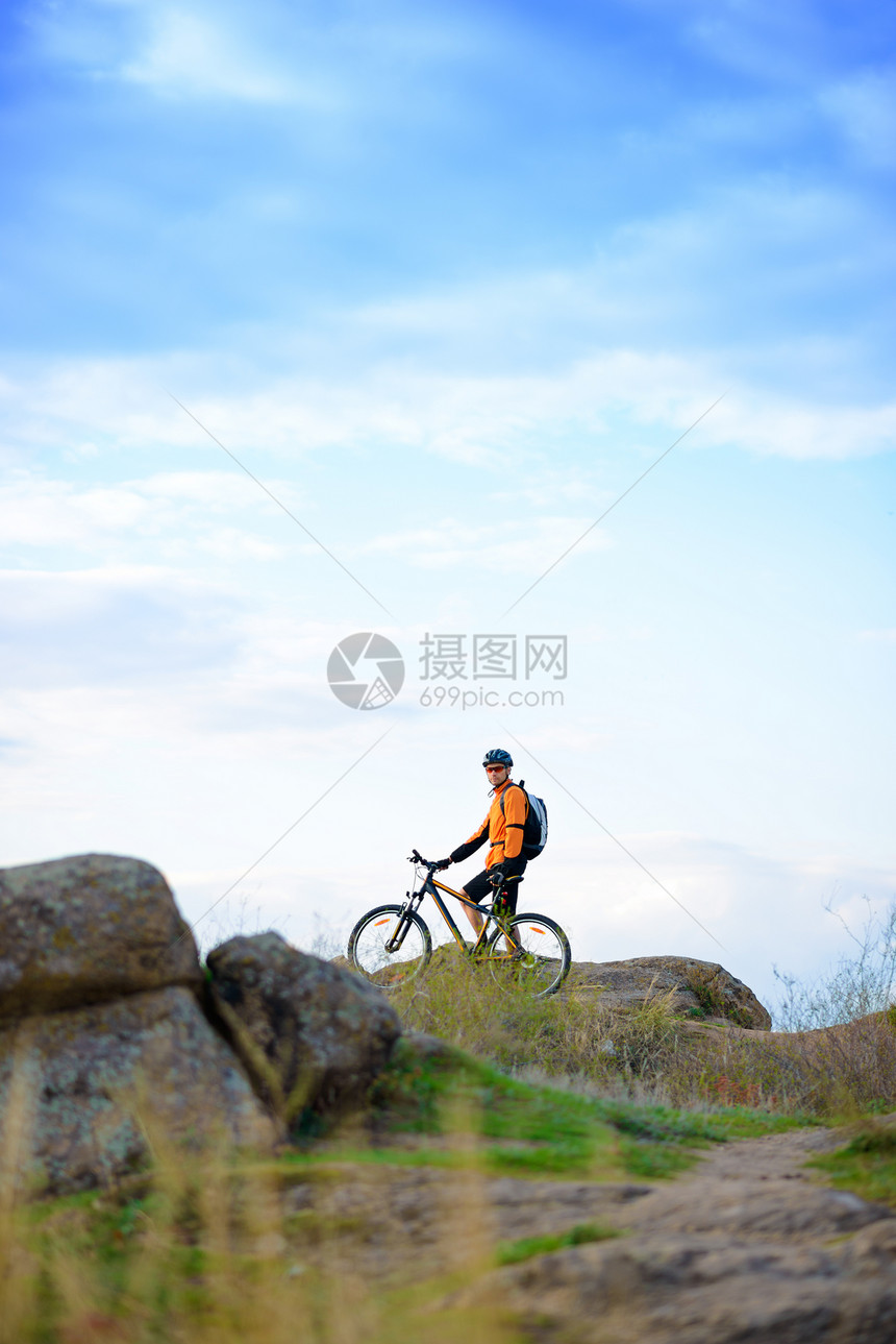 美丽山中骑自行车的赛车名单运动员踪迹岩石头盔天空行动乐趣成人蓝色娱乐图片