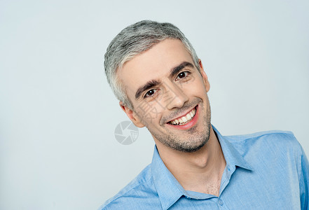 聪明男性模特的肖像工作室白色男人商业职员喜悦顾问冒充快乐经理背景图片
