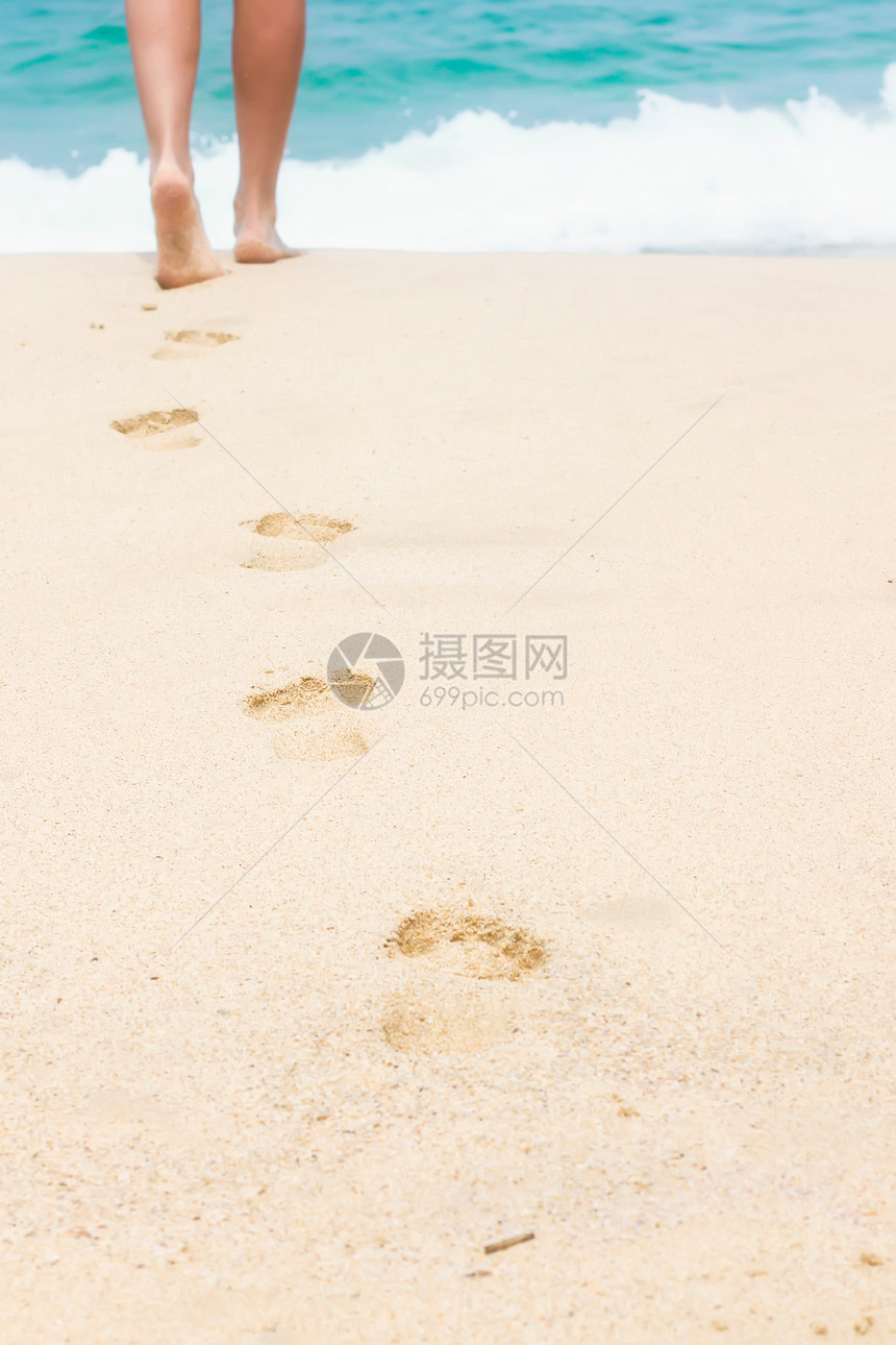 白沙滩上的人类足迹海滨自由太阳热带假期海岸海洋生活探险家打印图片