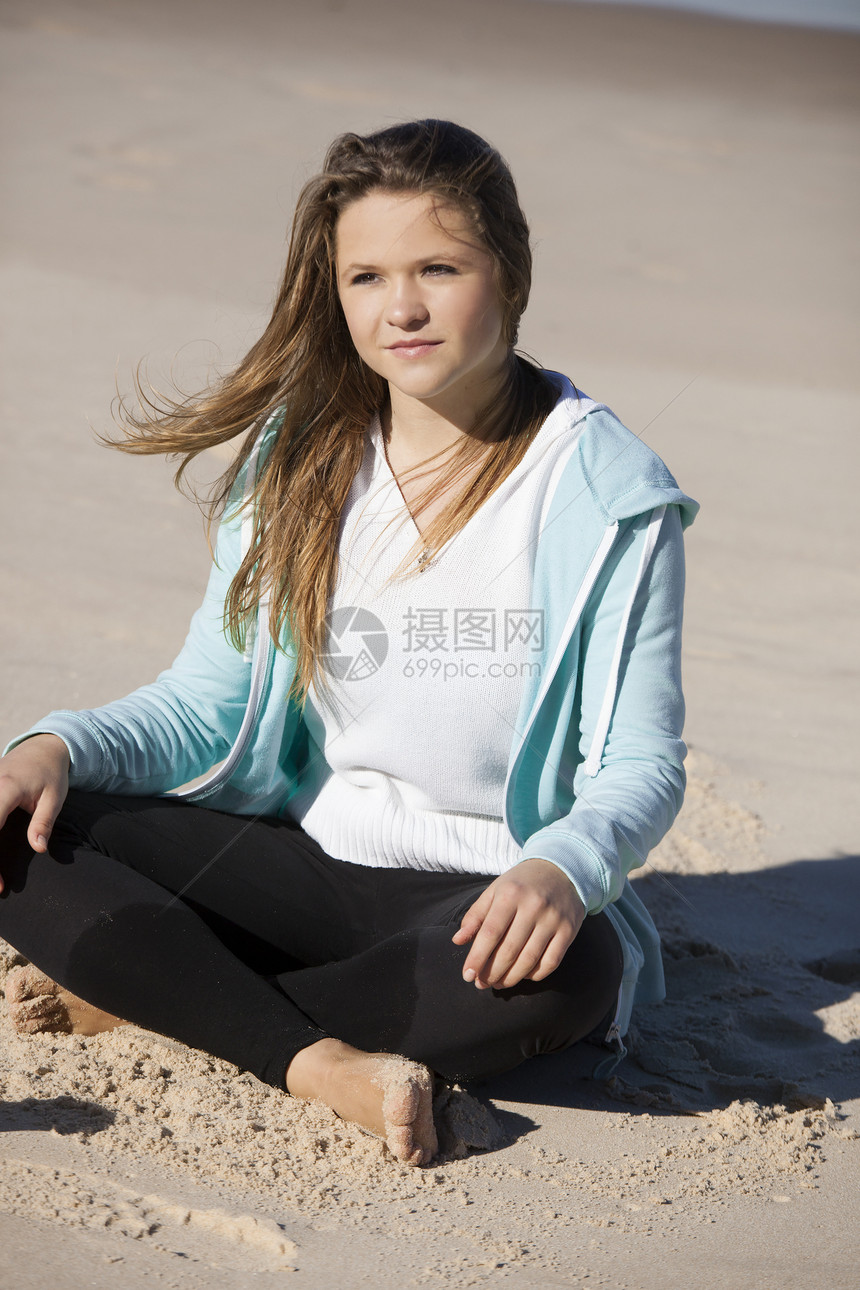 年幼少女女孩青少年瑜伽运动姿势平衡活力女士海滩图片