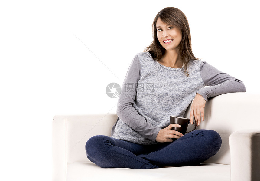 喝杯咖啡放松一下全身女士黑发闲暇安详长椅沙发房子女孩白色图片