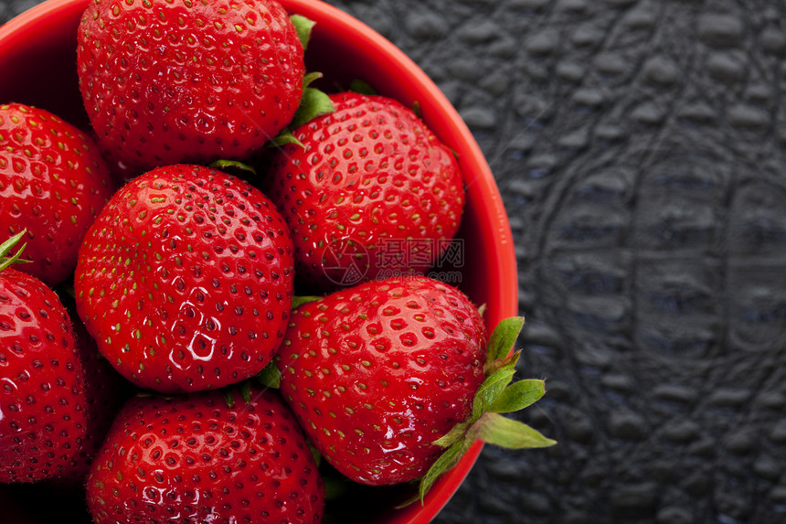 草莓碗飞沫营养食物红色水果背景健康浆果质感黑色图片