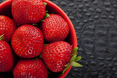 草莓碗飞沫营养食物红色水果背景健康浆果质感黑色背景图片