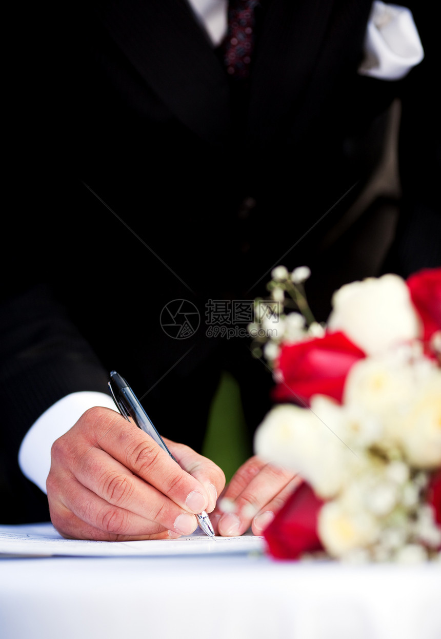 签名写作男人花束玫瑰婚姻满天星执照婚礼新娘浪漫图片