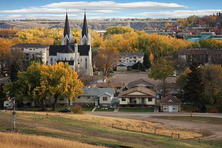 秋天在城里邻里房屋教会教堂街区街道房子风景背景图片