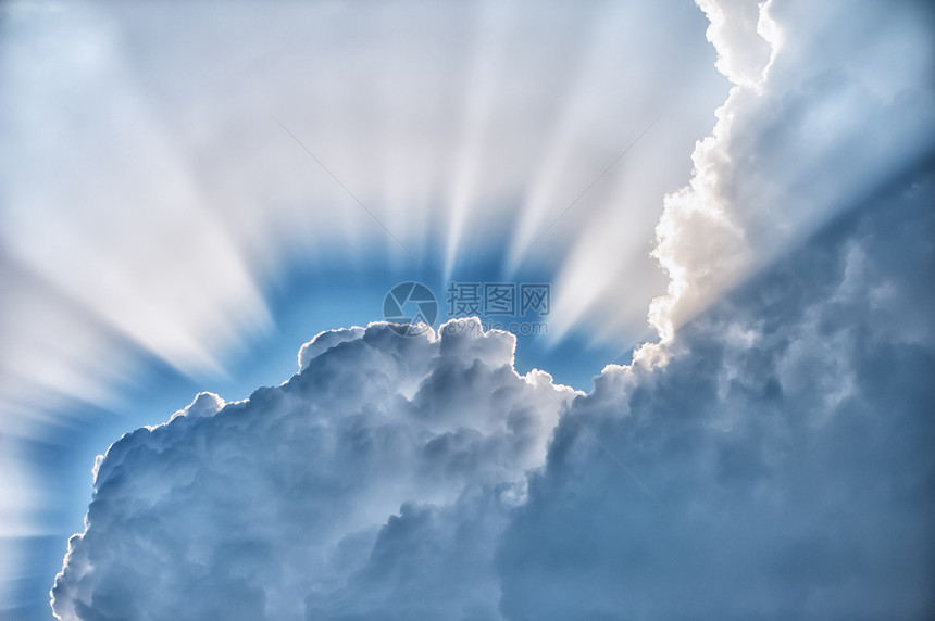 阳光粉丝在天空云的背后图片