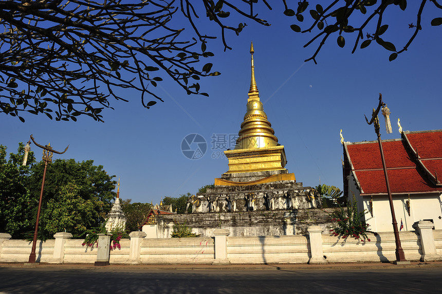 南泰国的千瓦长佛塔精神天空旅游历史装饰品寺庙历史性旅行佛教徒图片