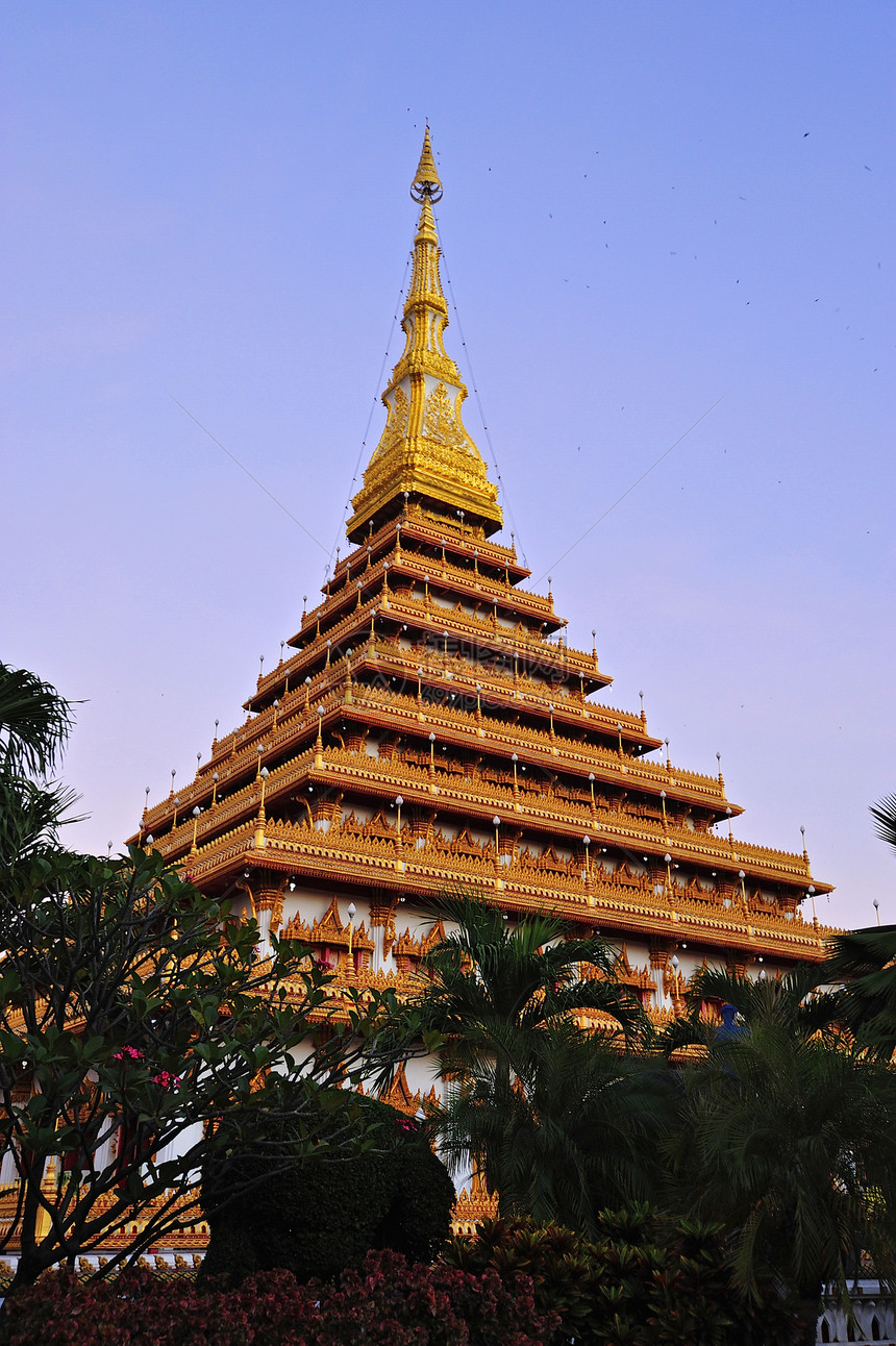 泰国寺金塔祷告佛教徒佛塔历史寺庙艺术文化金子宗教游客图片