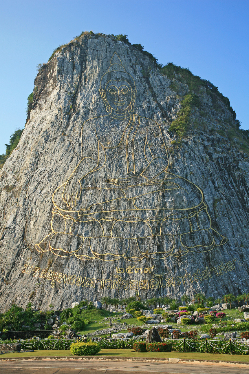 泰籍巴塔亚Pattaya的悬崖上天空旅行雕刻宗教雕塑信仰爬坡精神石头绿色图片