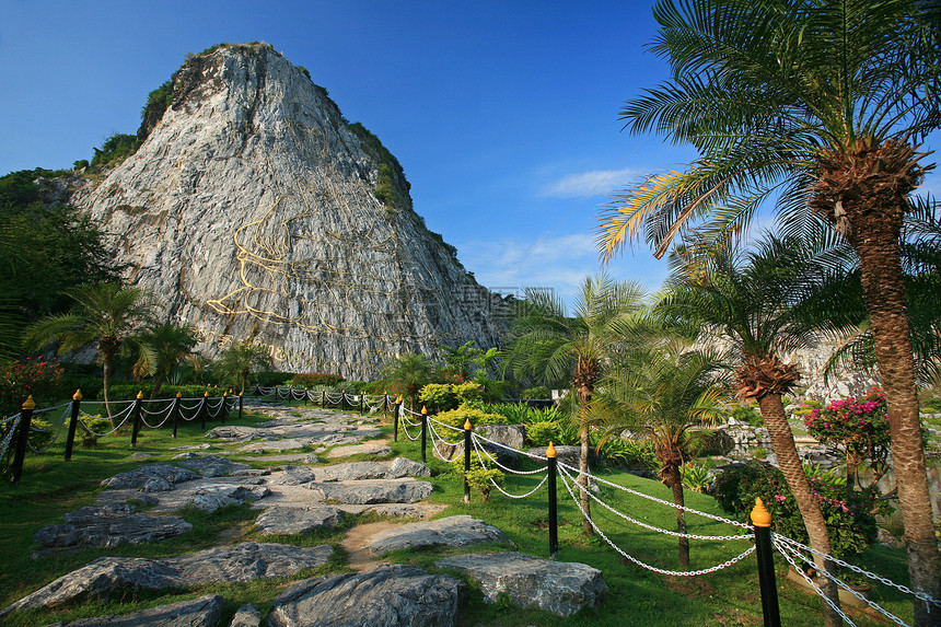 泰籍巴塔亚Pattaya的悬崖上佛教徒雕刻精神旅游崇拜天空岩石艺术激光雕塑图片