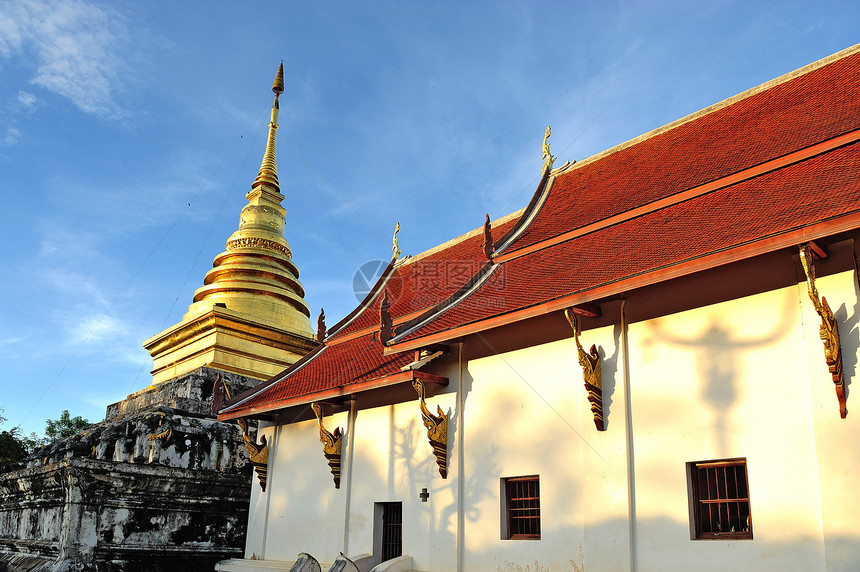 金塔和蓝天空 南泰拉宝塔上帝精神旅行佛教徒寺庙连体避难所奢华宗教图片