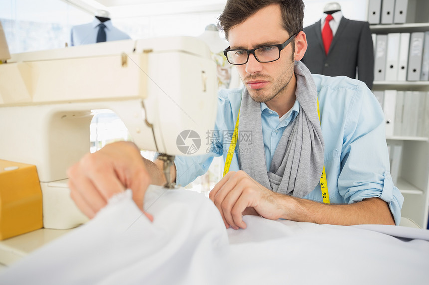 车间中的男性缝制缝纫织物纺织品造型师裁缝商业眼镜设计师缝纫机剪裁男人图片