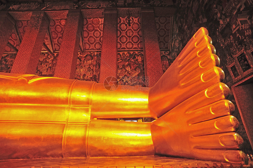 在泰国佛寺和华佛像的仰靠脚下图片