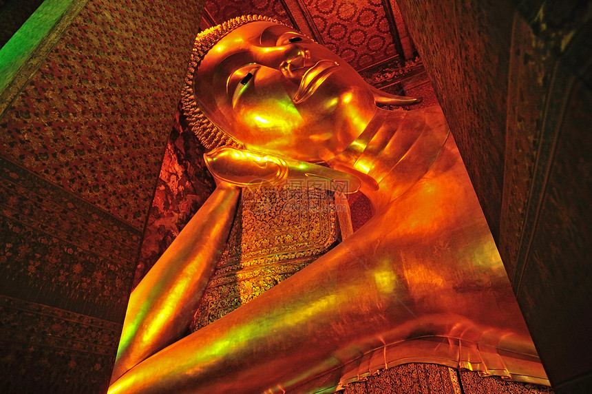 在泰国佛寺和华佛像的仰靠面容艺术雕像建筑学历史性文化地标金属上帝神社精神图片