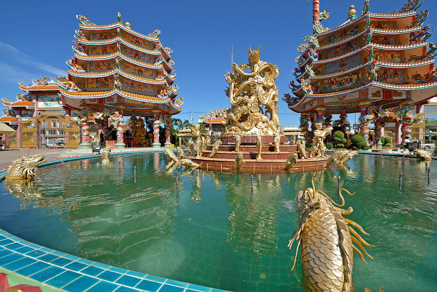 纳贾中国神庙雕像 泰国春布里旅游历史上帝眼镜蛇宗教文化红色天空颜色蓝色图片