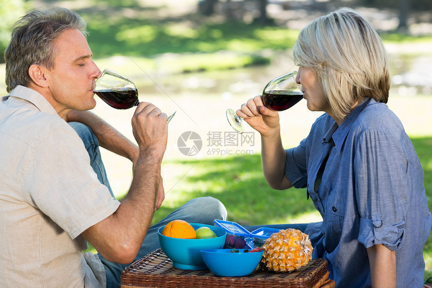 一对夫妇在公园喝红酒图片