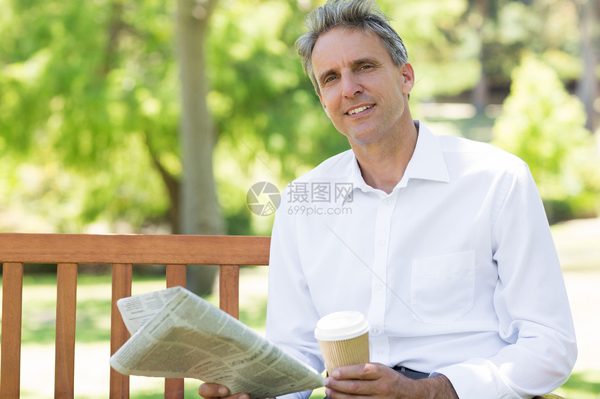 手持一次性杯子和公园报纸的商务人士时间商业衬衫农村商务咖啡饮料人士阅读空闲图片