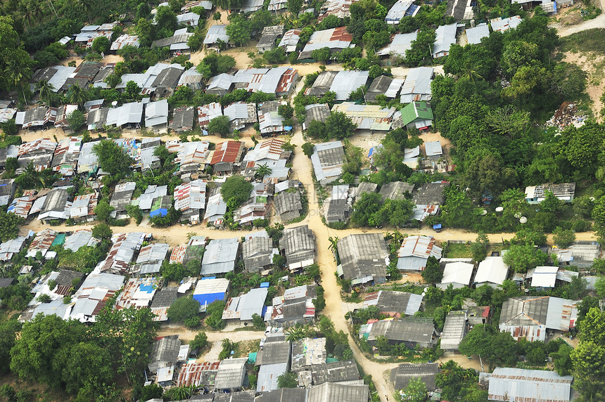 泰国清布里(Chonburi)巴塔亚市当地房屋的空中景象图片