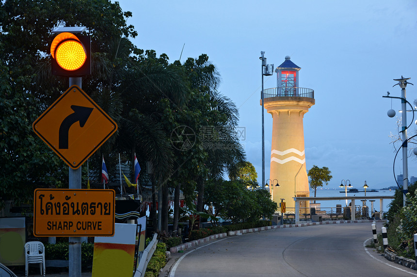 上午在泰国帕塔亚的灯塔海洋房子安全导航支撑航海航行信号海岸线海滩图片