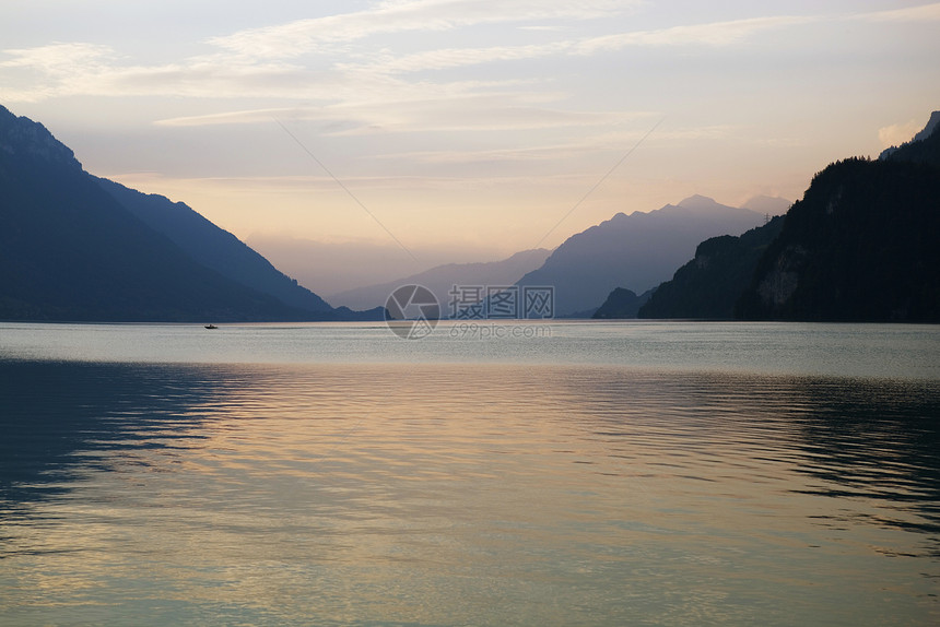 苏威湖日落太阳橙子反射山脉环境假期蓝色支撑天空旅行图片