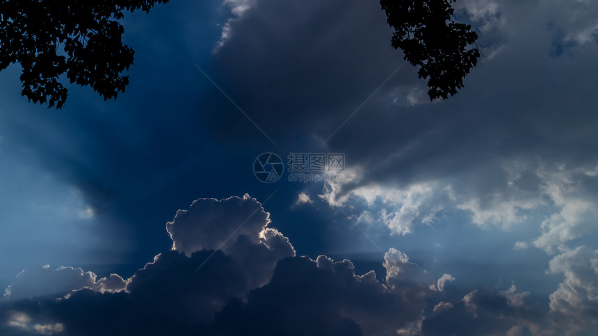 在云中闪耀普照天空天气阳光多云气象射线图片