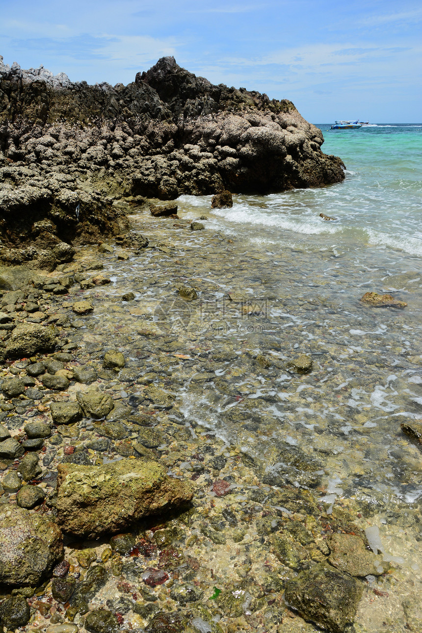 泰国Ta Yai海滩Koh Larn岩石季节游客石头旅行风景阳光海浪热带场景图片