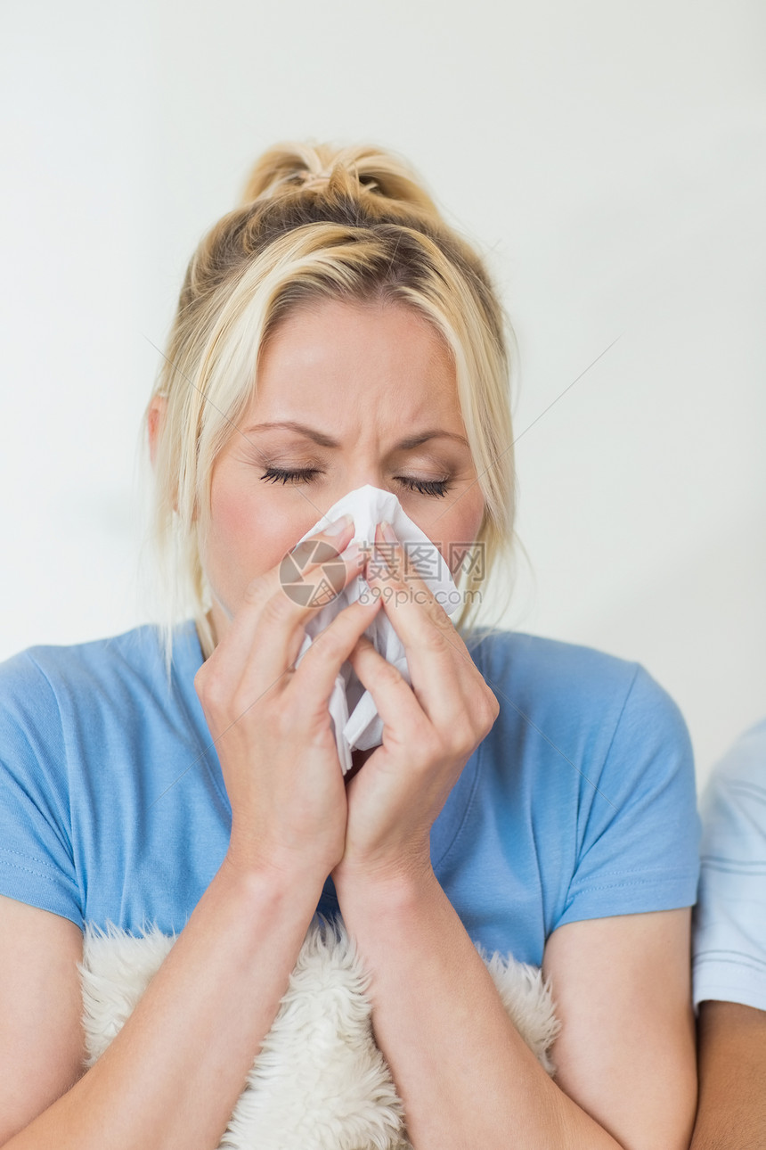 一名感寒女青年女子的紧闭金发女士眼睛成人花粉疾病感染流感卧室组织图片