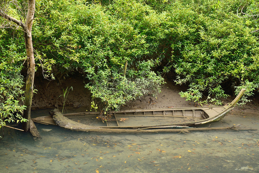 泰国克拉比的红树林里的老船木头蓝色热带旅行场景日出照片公园海滩航海图片