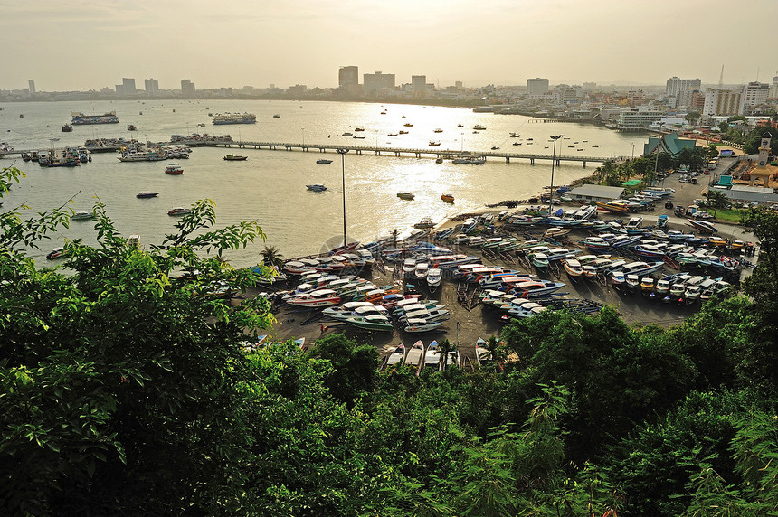 泰国春伯里Chonburi巴塔亚市的空中景象建筑学景观海滩城市酒店旅游图片