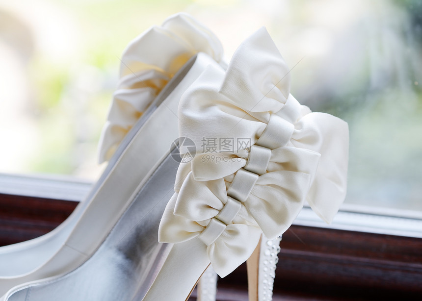 新娘鞋贴合鞋类庆典婚姻奢华魅力衣服婚礼高跟鞋白色图片
