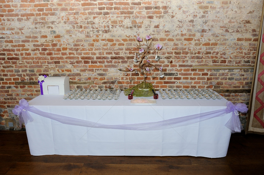婚礼接待装饰环境派对白色丝带婚姻桌子紫色图片
