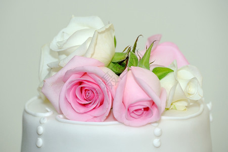 婚礼蛋糕上的粉红玫瑰背景图片