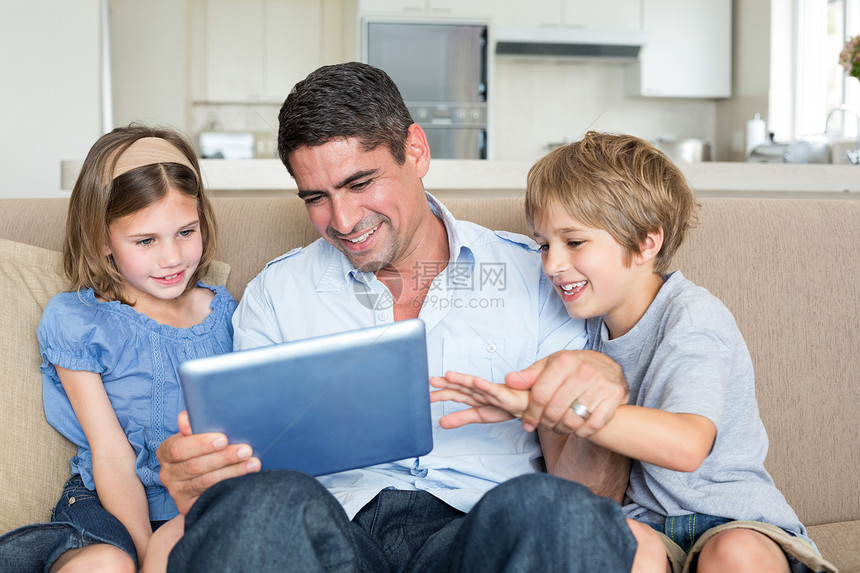 父亲和子女使用数字平板电脑图片