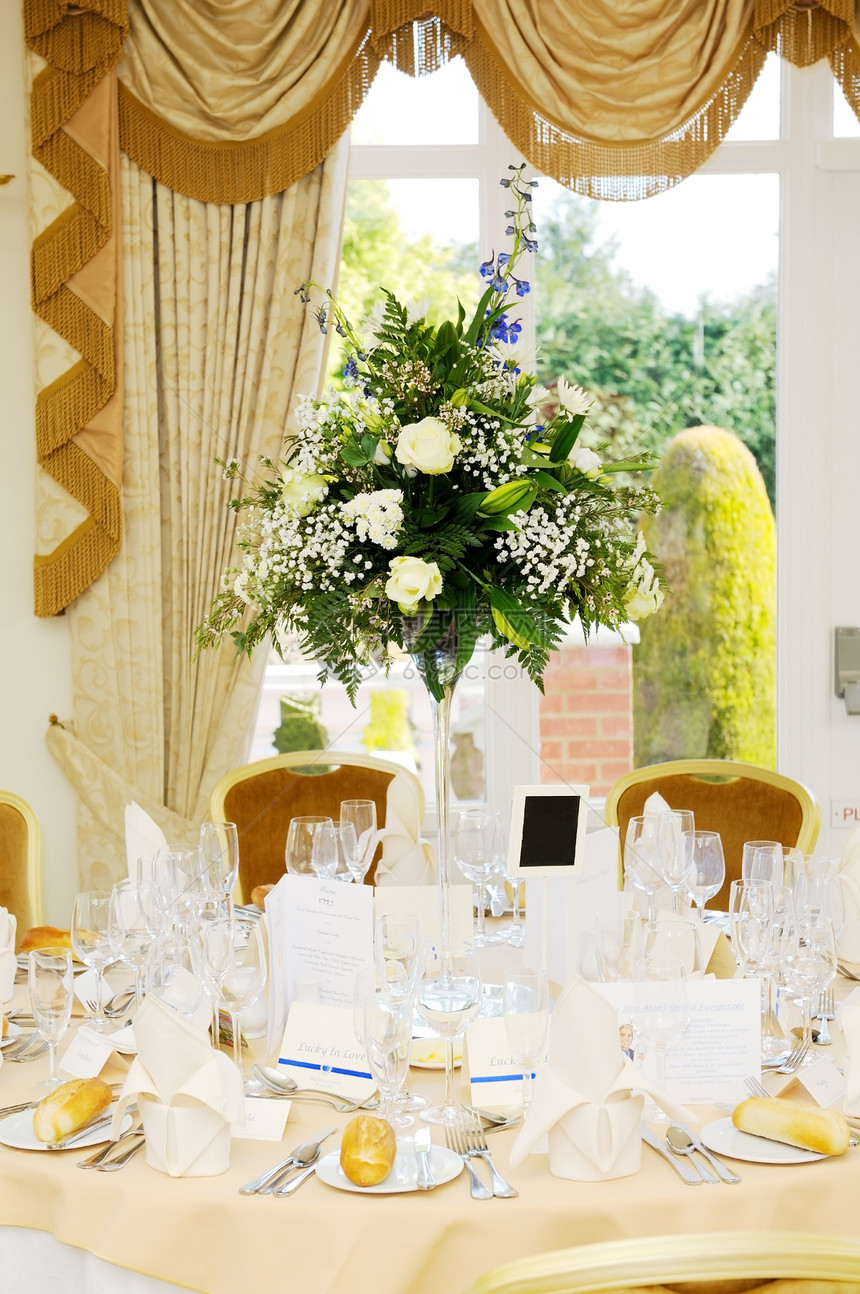 婚礼接待花朵安排桌布奢华桌子玫瑰白色餐饮眼镜黄色环境餐具图片