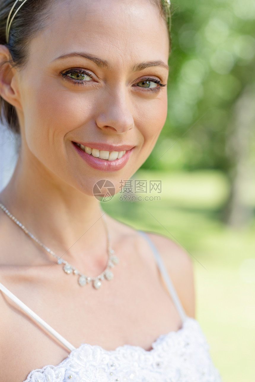 在花园中微笑的新娘肖像图片