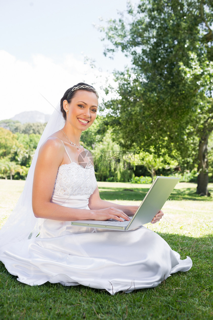 花园用笔记本电脑新娘技术女性生活事件婚礼微笑互联网开端女士婚纱图片