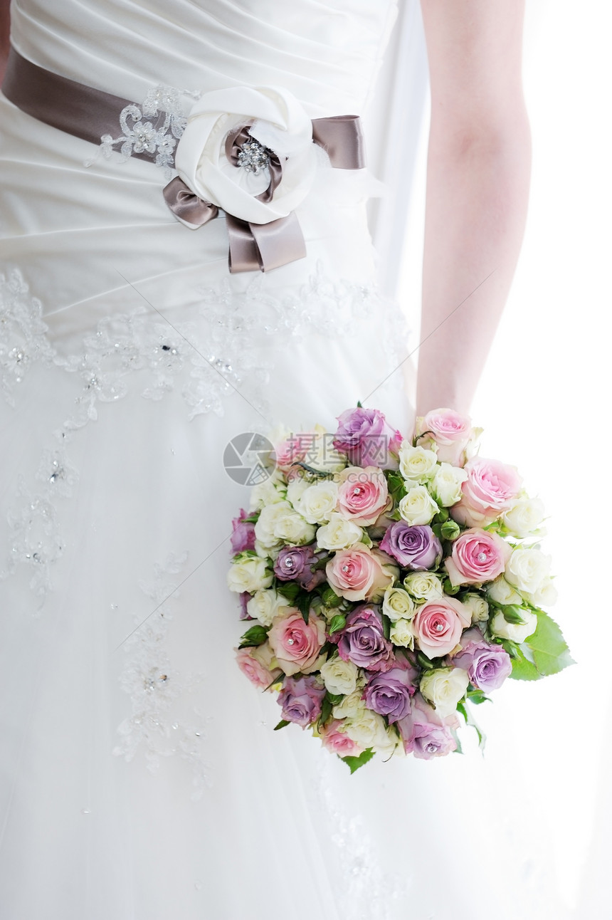 新娘花和服装细节紫色白色玫瑰花朵婚礼花束传统粉色婚姻裙子图片