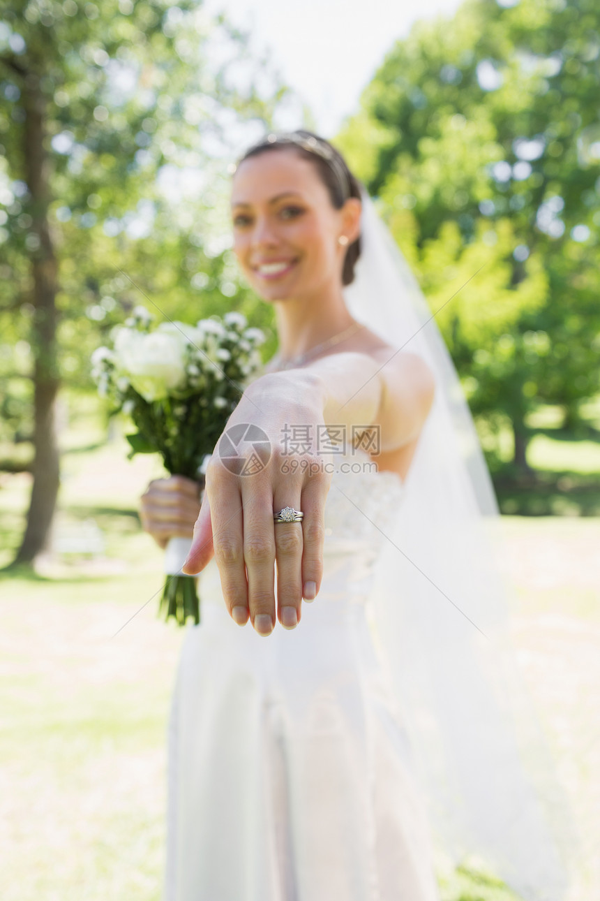 在花园展示结婚戒指的新娘图片