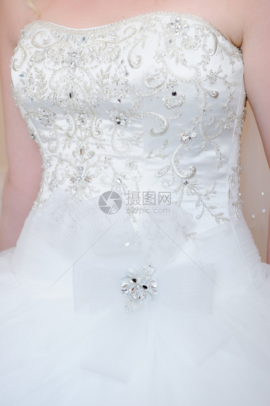 新娘着装细节庆典传统蕾丝丝绸裙子女性化奢华魅力刺绣宝石图片