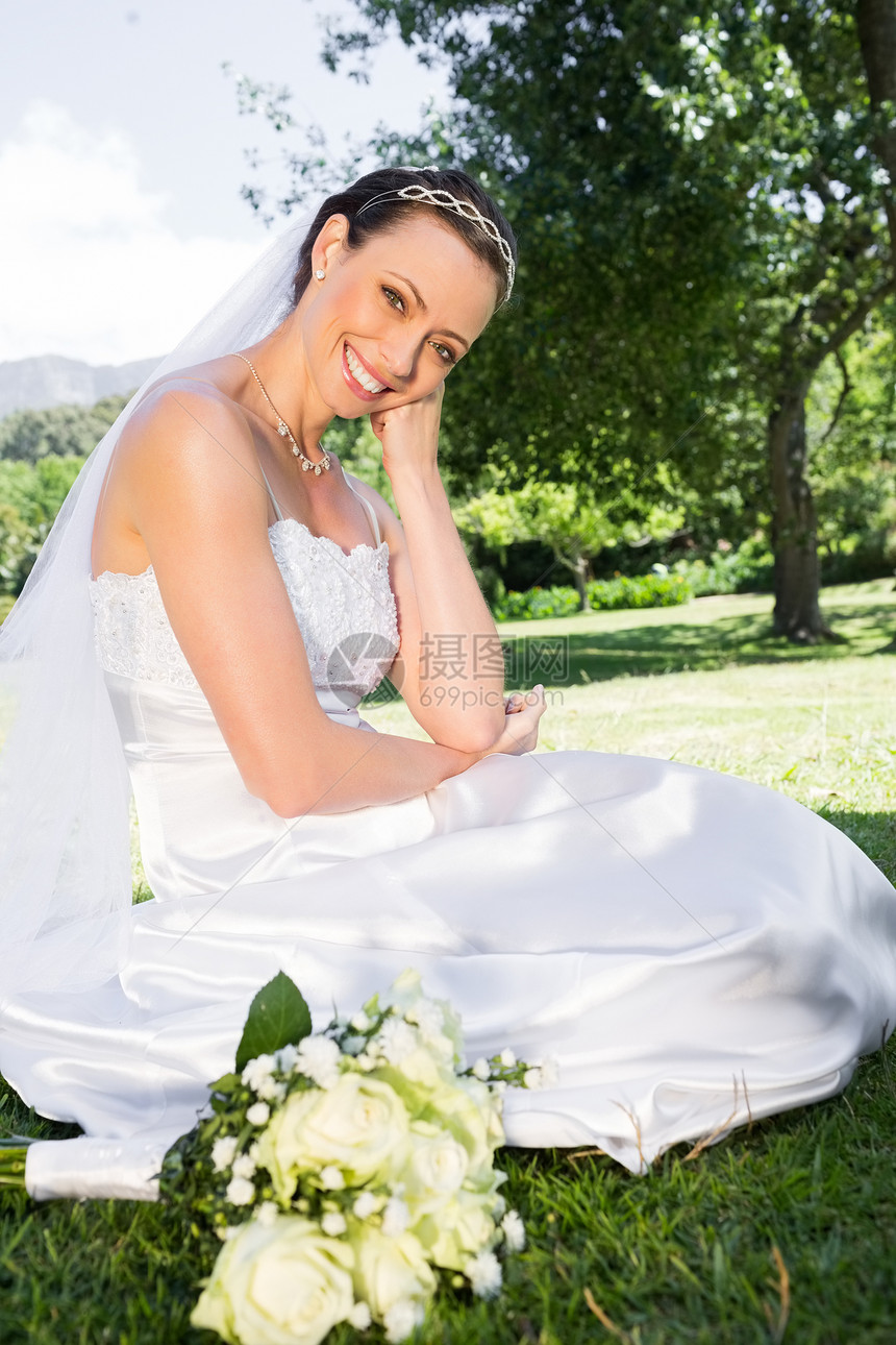 坐在花园草地上的幸福新娘图片