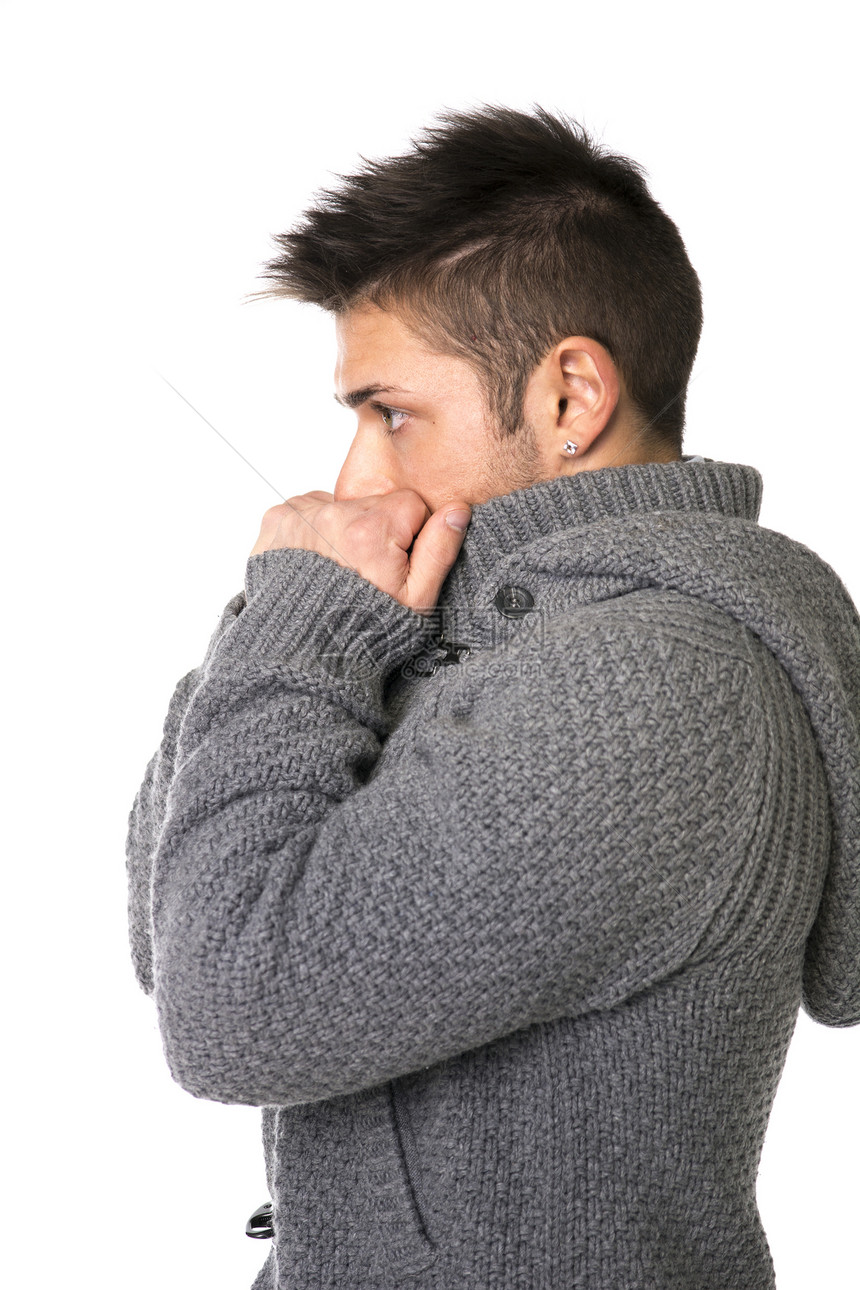 青年男子穿着毛衣用手盖嘴部的情况简介图片