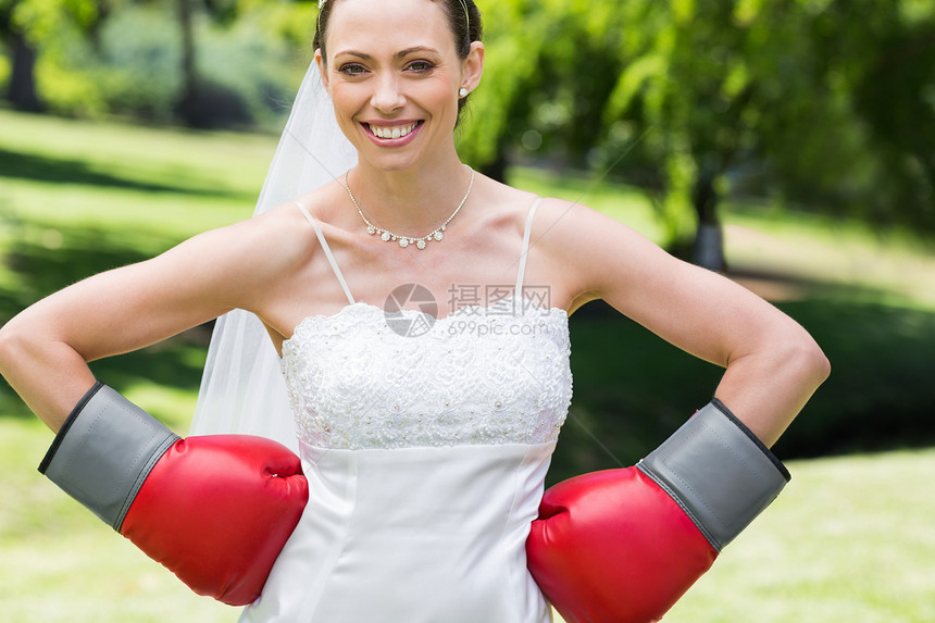 腰上手戴拳击手套的新娘图片