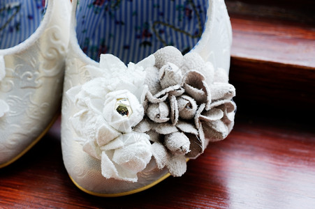 新娘鞋贴合鞋类婚姻衣服配饰传统婚礼奢华魅力服饰背景图片
