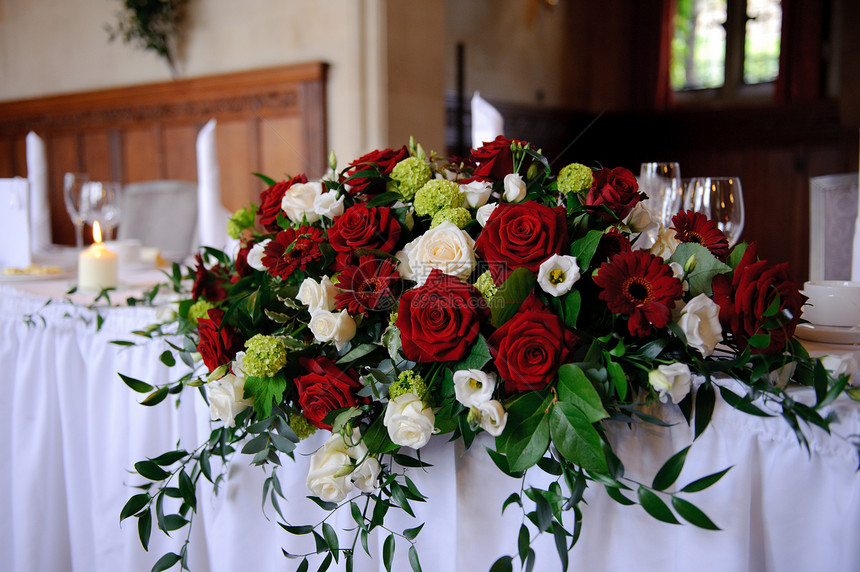 红玫瑰装饰婚礼桌图片