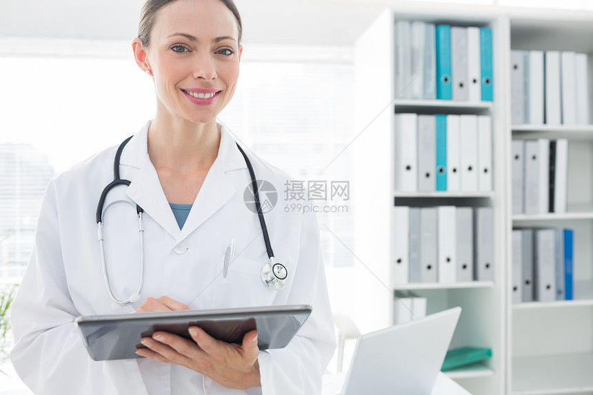 使用数字平板电脑对医生的纵向女性医务室医疗药片办公室女士专家诊所技术从业者图片