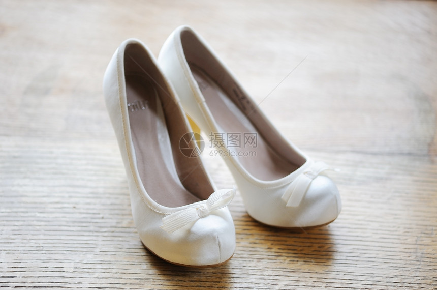白白新娘鞋传统女性婚姻白色衣服木头鞋类庆典魅力图片