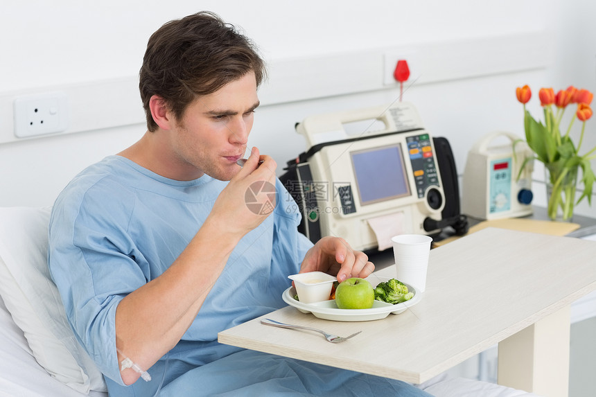 在医院有健康食物的男子图片