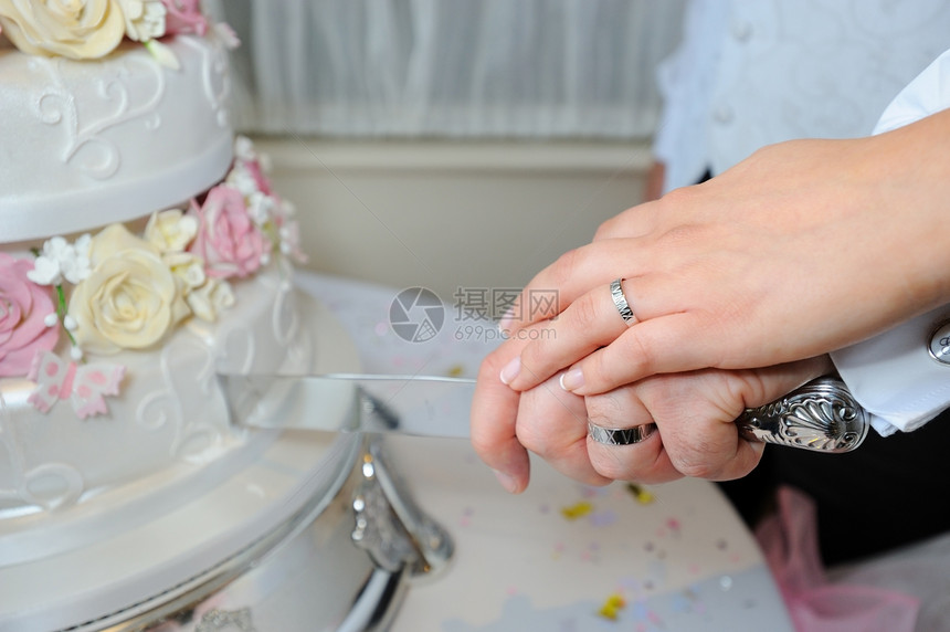 新娘和集体剪切蛋糕图片